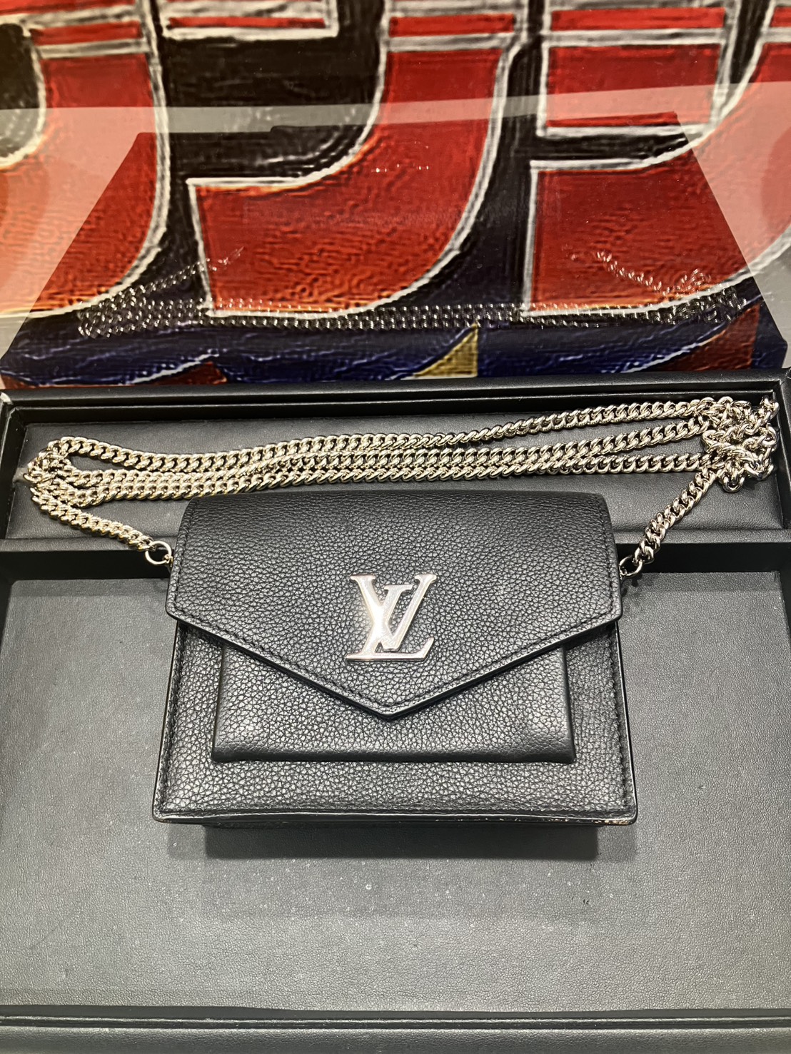 LV　チェーンウォレットお買取りさせていただきました